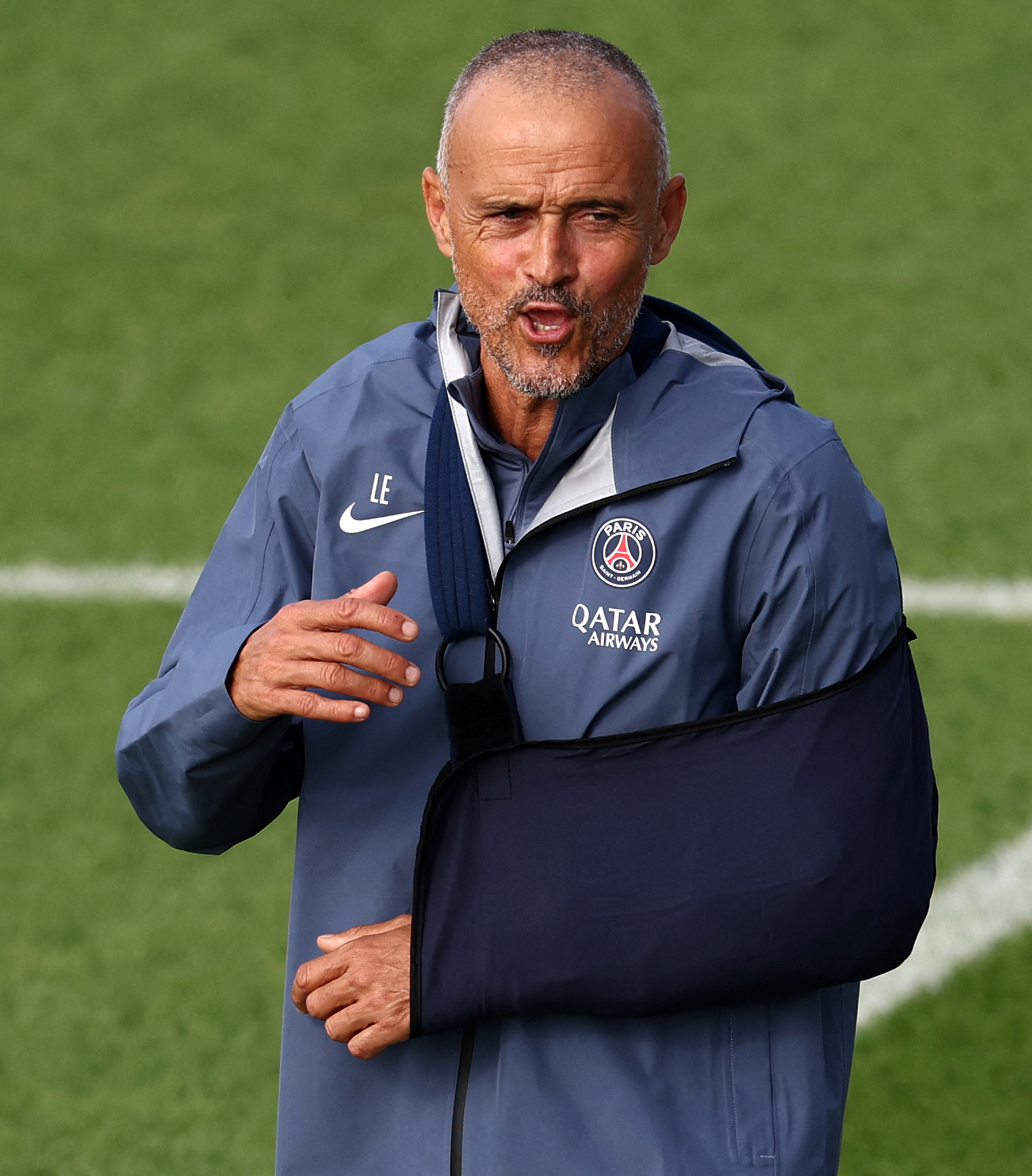 曼联签下前巴黎圣日耳曼中场球员(巴黎圣日耳曼历史中锋)