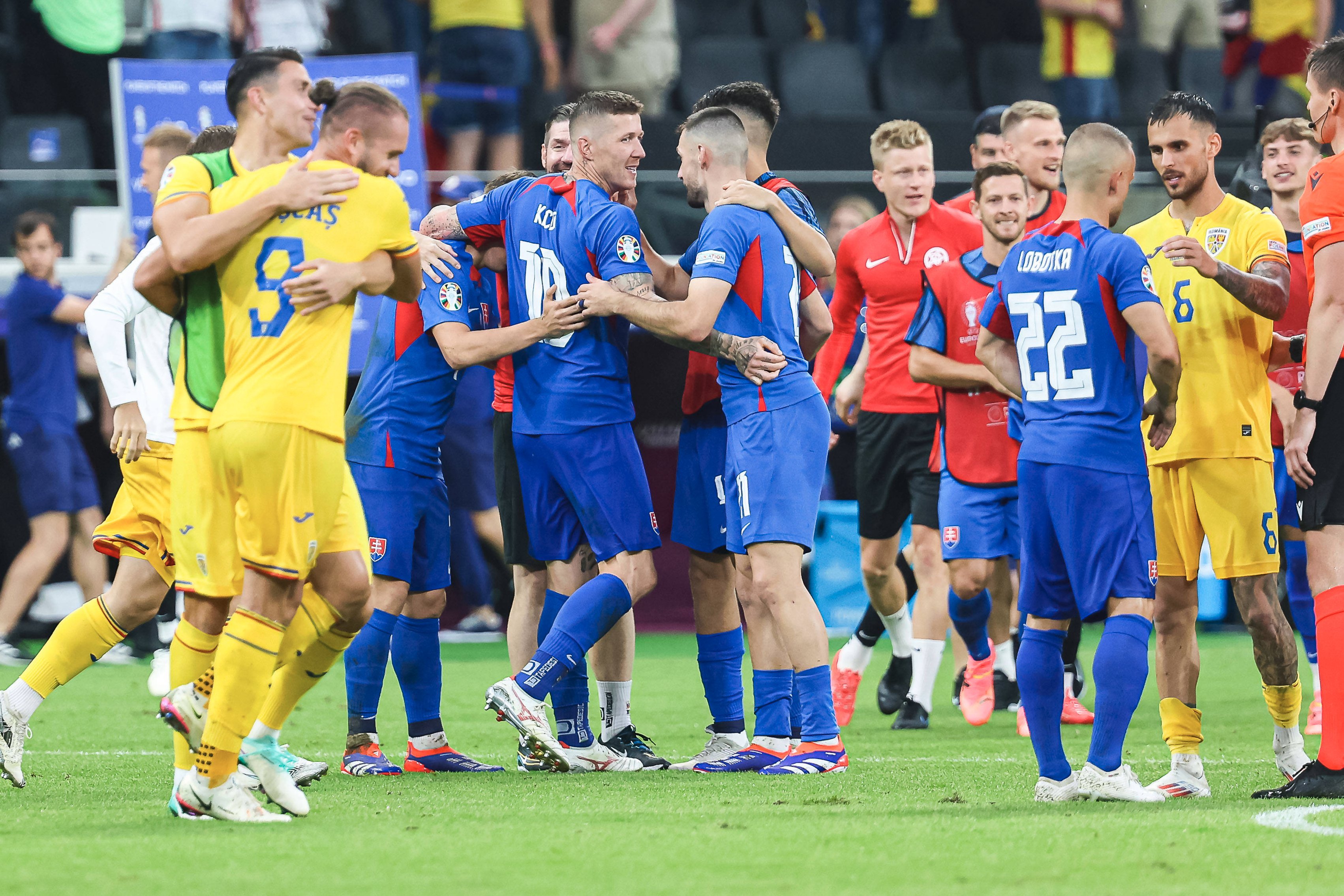 关于欧洲足球冠军争夺激烈，团结合作备战的信息